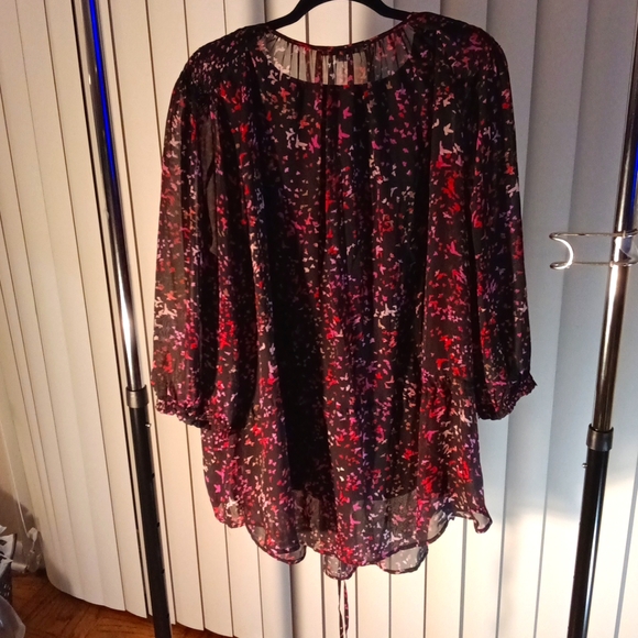 Black and Red Flare Blouse w/Creative Designs - Picture 5 of 6